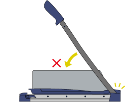 ロック中は刃が下がりません。