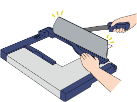 紙を押さえるときに刃の下に手が入るのを防ぎます。